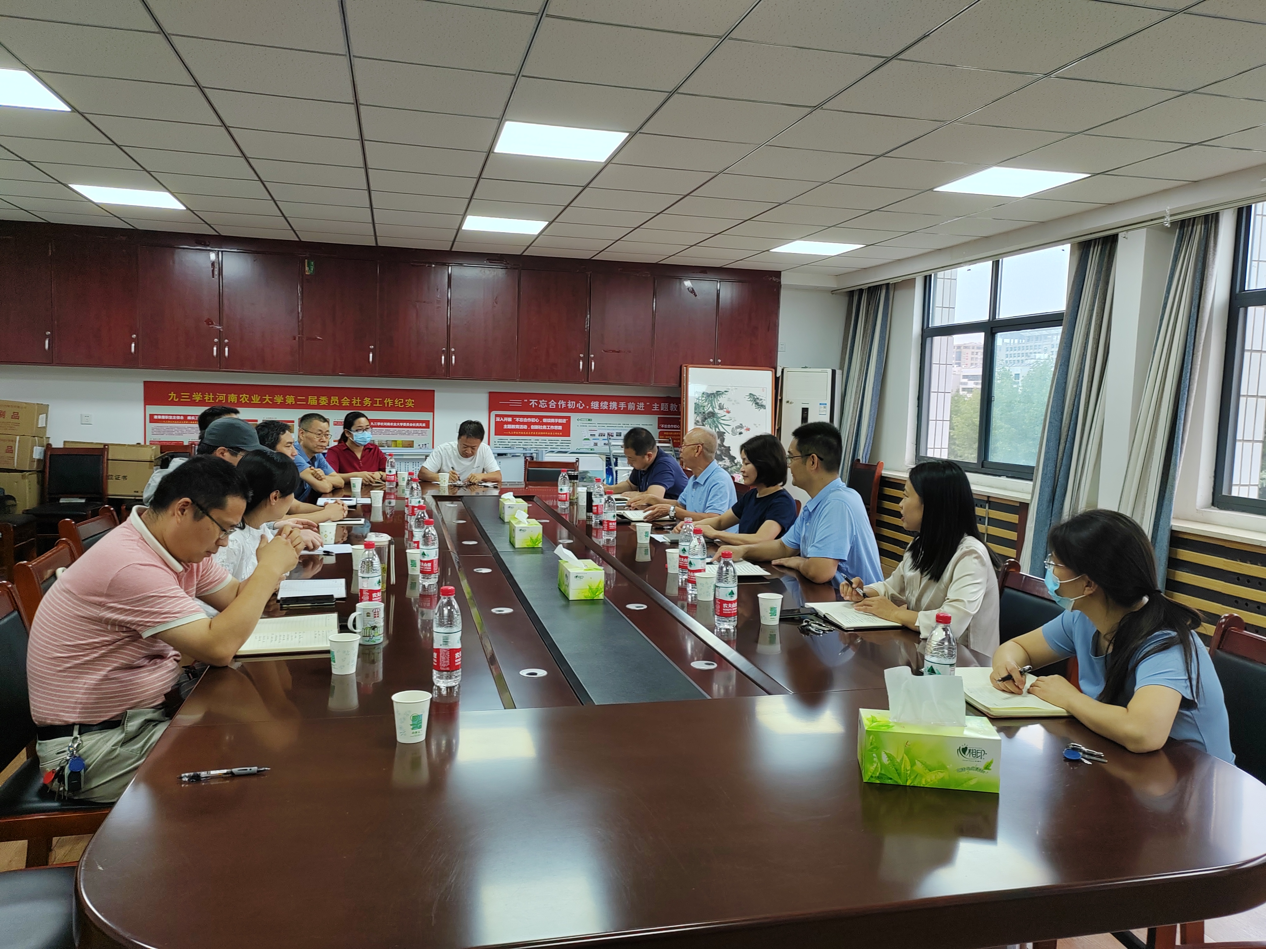 东京热av
召开会议传达校党委关于东京热av
党委书记